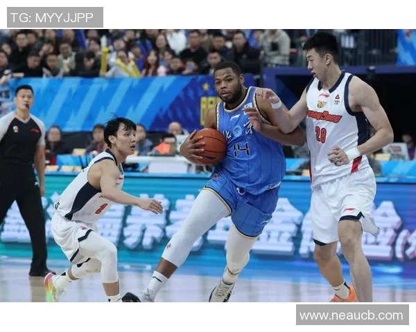 雷霆队与国王队激战正酣精彩对决引发球迷热议与期待